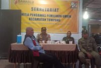 Foto : Personel Polsek Tumpang, melaksanakan pengawalan dan pengamanan ketat kedatangan pendistribusian Logistik kotak suara Pemilu 2024
