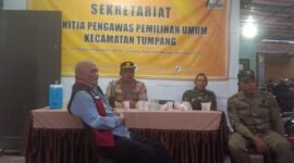 Foto : Personel Polsek Tumpang, melaksanakan pengawalan dan pengamanan ketat kedatangan pendistribusian Logistik kotak suara Pemilu 2024