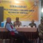 Foto : Personel Polsek Tumpang, melaksanakan pengawalan dan pengamanan ketat kedatangan pendistribusian Logistik kotak suara Pemilu 2024