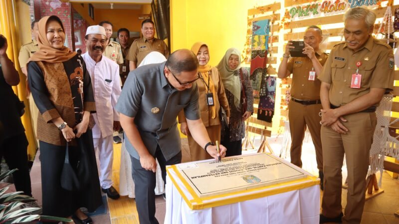Foto : Pj. Wali Kota Batu yang juga Kepala Dinas Pendidikan Provinsi Jawa Timur, Aries Agung Paewai, meresmikan ruang kelas baru di SLBN Kota Batu