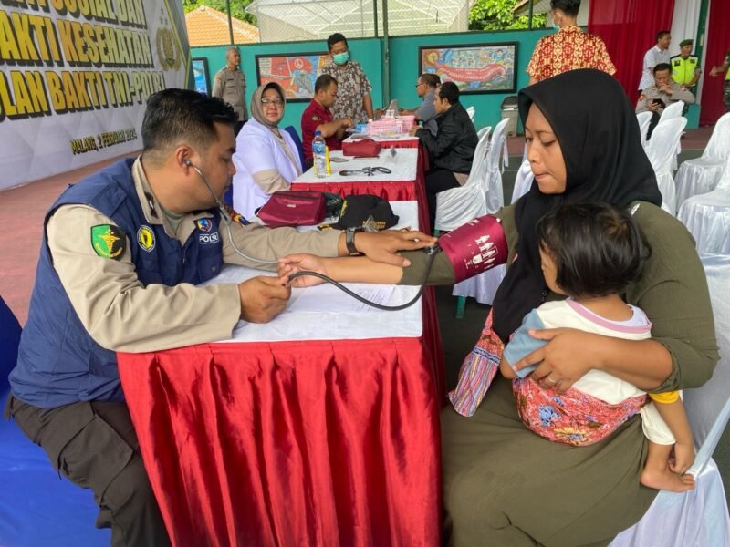 Foto : Bulan Bakti TNI-Polri, Polres Malang menggelar kegiatan pengobatan gratis 
