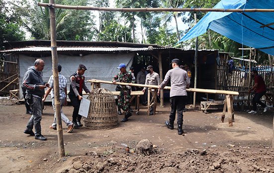 Foto : Aparat kepolisian dan TNI bongkar tempat arena judi sabung ayam di Kepanjen