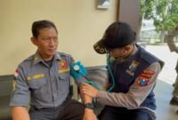 Foto : Urkes Polres Batu memeriksan kesehatan petugas pengamanan Pemiu 2024