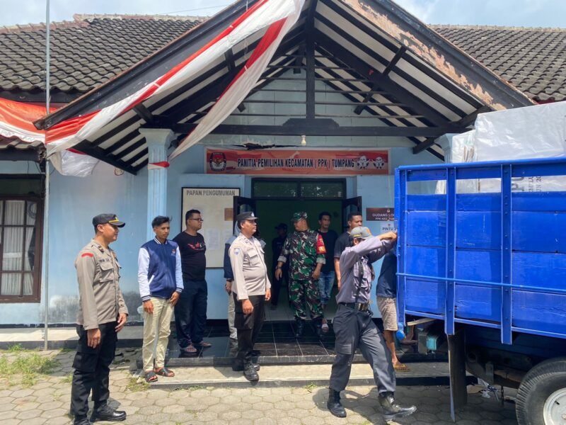 Foto : Personel Polsek Tumpang bersama Koramil Tumpang Kawal dan Amanakan pergeseran sura suara dari PPS ke PPK