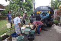 Foto : Polres Malang salurkan bantuan air bersih ke warga Dusun Pepen Kepanjen
