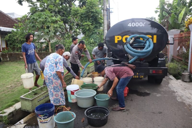Foto : Polres Malang salurkan bantuan air bersih ke warga Dusun Pepen Kepanjen