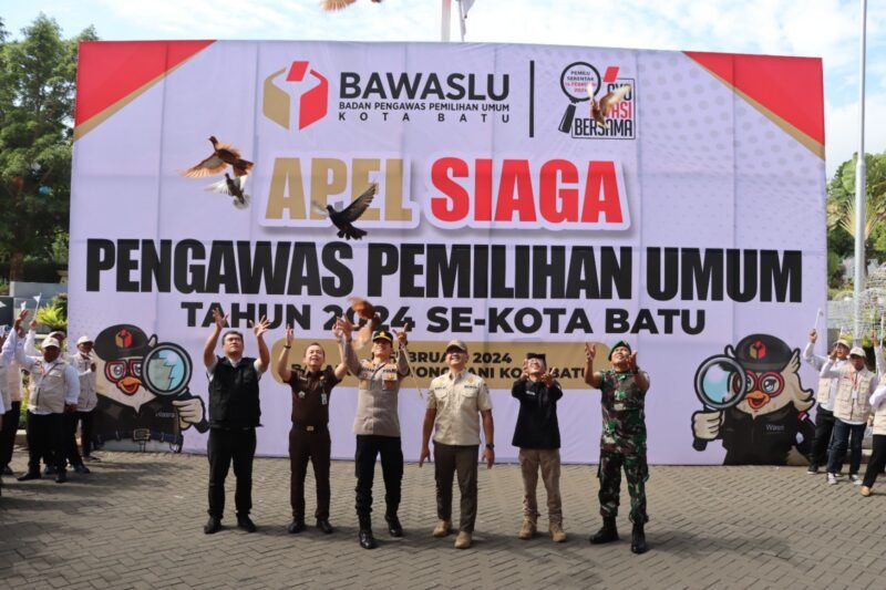 Foto : Ketua Bawaslu Kota Batu bersama PJ Walikota Batu, Kapolres Batu dan Forkopimda Kota Batu secara simbolis melepas burung merpati 