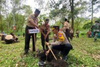 Foto : Mewakili Kapolda Jatim, Kapores Batu AKBP Oskar Syamsuddin menanam pohon di acara Persami