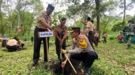 Foto : Mewakili Kapolda Jatim, Kapores Batu AKBP Oskar Syamsuddin menanam pohon di acara Persami