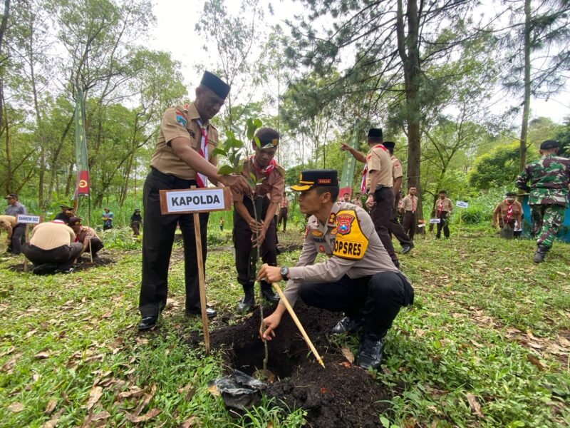 Foto : Mewakili Kapolda Jatim, Kapores Batu AKBP Oskar Syamsuddin menanam pohon di acara Persami