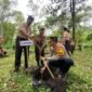Foto : Mewakili Kapolda Jatim, Kapores Batu AKBP Oskar Syamsuddin menanam pohon di acara Persami