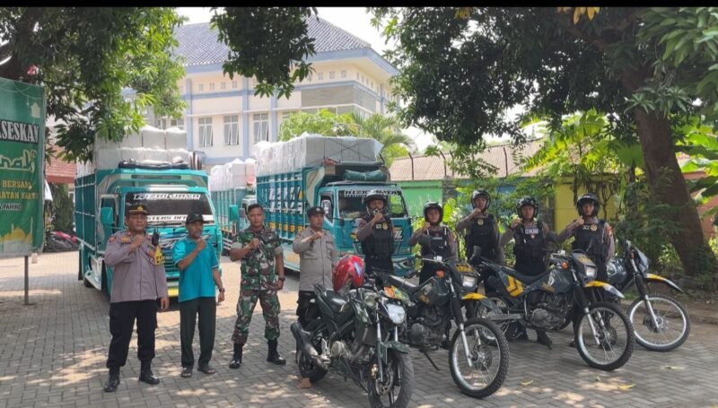 Foto  Anggota Polres Pasuruan Kota aktif terlibat dalam kegiatan pengamanan dan pengawalan penarikan kotak suara Pemilu 2024