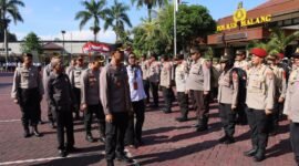 Foto : Kapolres Malang, AKBP Putu Kholis Aryana melakukan pengecekan kepada anggota
