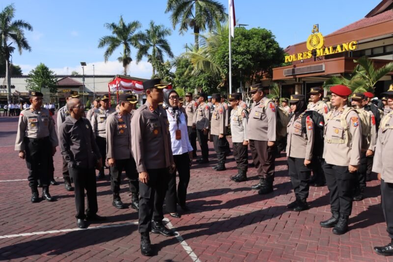 Foto : Kapolres Malang, AKBP Putu Kholis Aryana melakukan pengecekan kepada anggota