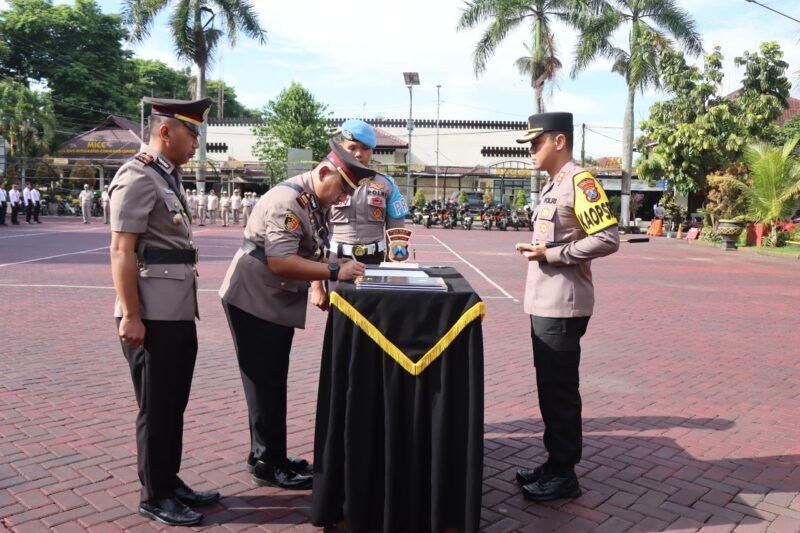 Foto : Kapolres Malang, AKBP Putu Kholis Aryana pimpin Sertijab Kasatnarkoba dan Dua Kapolsek