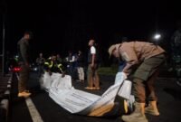 Foto : KPU Kota Batu bersama Satpol PP Bersihkan APK di masa tenang Pemilu 2024