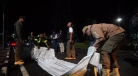 Foto : KPU Kota Batu bersama Satpol PP Bersihkan APK di masa tenang Pemilu 2024