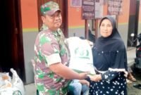 Foto : Babinsa Koramil 22/Purwodadi Kopda Dedik Eka mendampingi secara langsung pembagian beras 