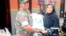 Foto : Babinsa Koramil 22/Purwodadi Kopda Dedik Eka mendampingi secara langsung pembagian beras 