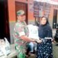 Foto : Babinsa Koramil 22/Purwodadi Kopda Dedik Eka mendampingi secara langsung pembagian beras 