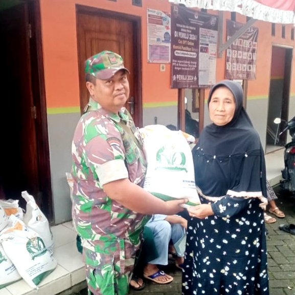 Foto : Babinsa Koramil 22/Purwodadi Kopda Dedik Eka mendampingi secara langsung pembagian beras 