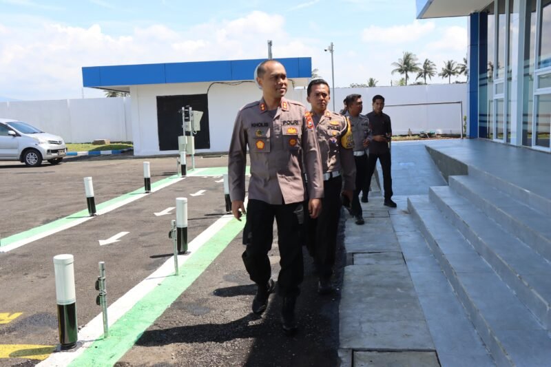 Foto : Kapolres Malang, AKBP Putu Kholis Aryana, meakukan peninjauan Kantor Satpas Prototype 
