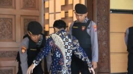 Foto : – Kepolisian Resor Malang, Polda Jatim, melakukan pengamanan Rapat Pleno di Gedung DPRD Kabupaten Malang