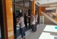 Foto : Polsek Tumpang bersama Koramil melaksanakan Kegiatan bersih masjid atau bakti religi