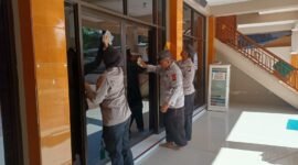 Foto : Polsek Tumpang bersama Koramil melaksanakan Kegiatan bersih masjid atau bakti religi