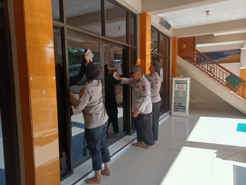 Foto : Polsek Tumpang bersama Koramil melaksanakan Kegiatan bersih masjid atau bakti religi