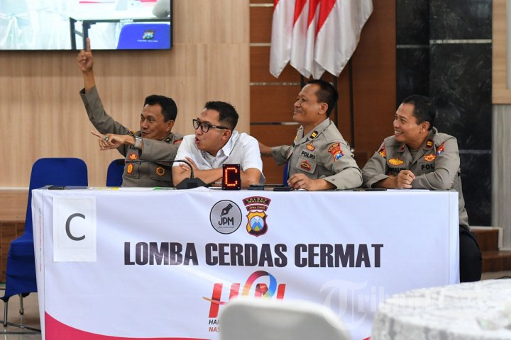 Foto : Anggota Polres Malang ikuti lomba Cerdas Cermat dalam rangka peringatan HPN 2024
