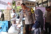 Foto : Kapolres Malang, AKBP Putu Kholis Aryana,kembali menyerahkan modah usaha kepada keluarga korban tragedi kanjuruhan