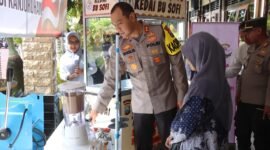 Foto : Kapolres Malang, AKBP Putu Kholis Aryana,kembali menyerahkan modah usaha kepada keluarga korban tragedi kanjuruhan