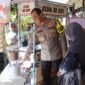 Foto : Kapolres Malang, AKBP Putu Kholis Aryana,kembali menyerahkan modah usaha kepada keluarga korban tragedi kanjuruhan