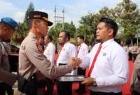 Foto : Kapolres Batu AKBP Oskar Syamsuddin memberikan Reward kepada sejumlah anggota berprestasi