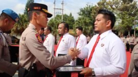 Foto : Kapolres Batu AKBP Oskar Syamsuddin memberikan Reward kepada sejumlah anggota berprestasi