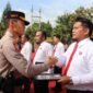 Foto : Kapolres Batu AKBP Oskar Syamsuddin memberikan Reward kepada sejumlah anggota berprestasi