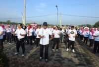 Foto : Dandim 0819/Pasuruan Letkol Arh Noor Iskak, S.T bersama Forum Koordinasi Pimpinan Daerah (Forkopimda) dan masyarakat menggelar kegiatan olahraga bersama