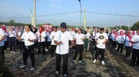 Foto : Dandim 0819/Pasuruan Letkol Arh Noor Iskak, S.T bersama Forum Koordinasi Pimpinan Daerah (Forkopimda) dan masyarakat menggelar kegiatan olahraga bersama