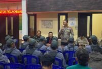 Foto : Kapolsek Tumpang AKP. Achmad Zainuddin memberikan pembinaan kepada Linmas Desa Duwet Krajan