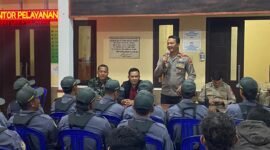 Foto : Kapolsek Tumpang AKP. Achmad Zainuddin memberikan pembinaan kepada Linmas Desa Duwet Krajan