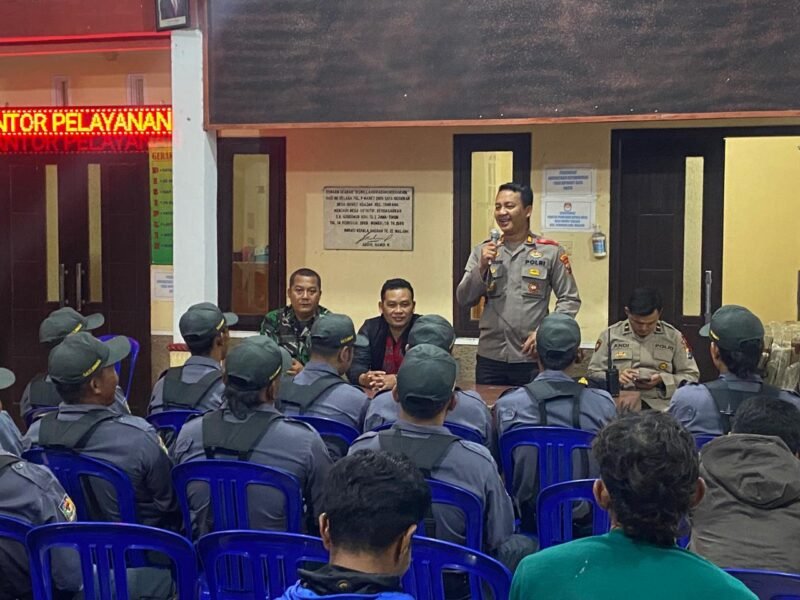 Foto : Kapolsek Tumpang AKP. Achmad Zainuddin memberikan pembinaan kepada Linmas Desa Duwet Krajan