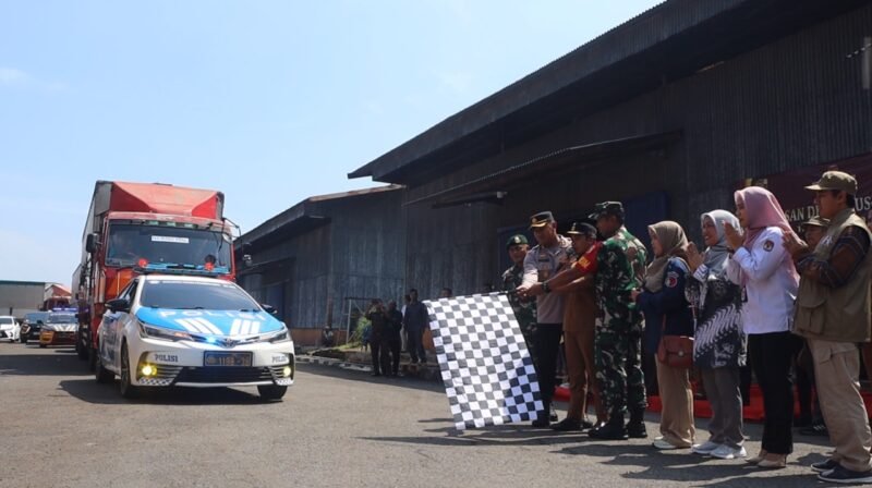 Foto : Pemberangkatan Logistik Pemilu 2024 KPU Kota Pasuruan mendapat pengawalan TNI - Polri