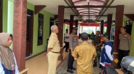Foto : Kapolsek Tumpang bersama Muspika melakukan patroli gabungan untuk memastikan keamanan logistik pemilu 2024