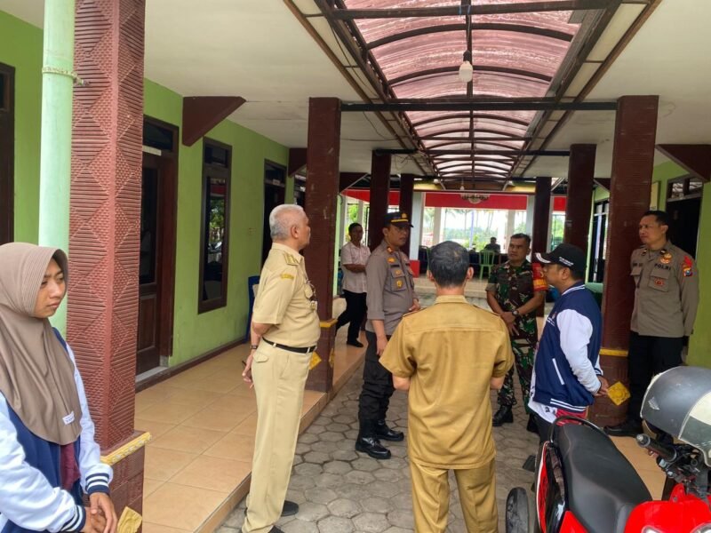 Foto : Kapolsek Tumpang bersama Muspika melakukan patroli gabungan untuk memastikan keamanan logistik pemilu 2024