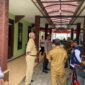 Foto : Kapolsek Tumpang bersama Muspika melakukan patroli gabungan untuk memastikan keamanan logistik pemilu 2024