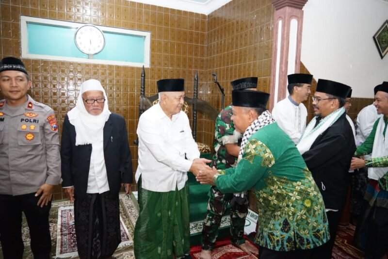 Caption. Bupati Malang H.M Sanusi bersama Ulama dan Forkopimda usai sholat Subuh berjamaah 