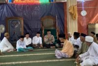 Foto : Kapolsek Tumpang AKP. Achmad Zainuddin mendengarkan curhatan masyarakat melalui program Jumat Curhat