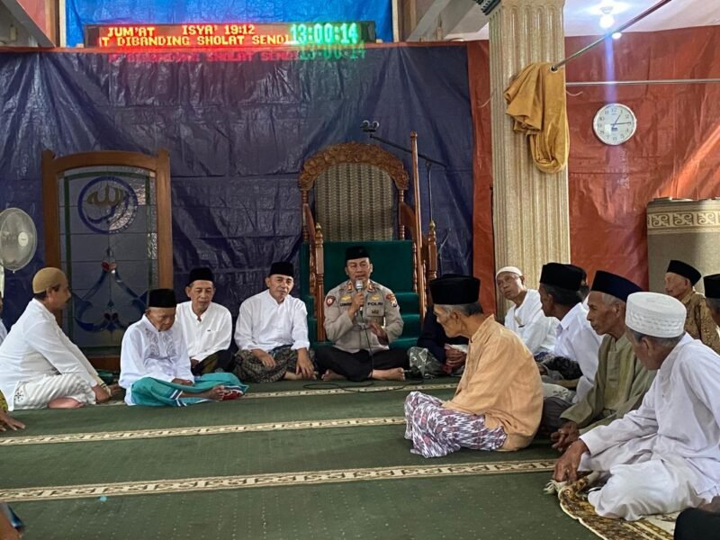 Foto : Kapolsek Tumpang AKP. Achmad Zainuddin mendengarkan curhatan masyarakat melalui program Jumat Curhat