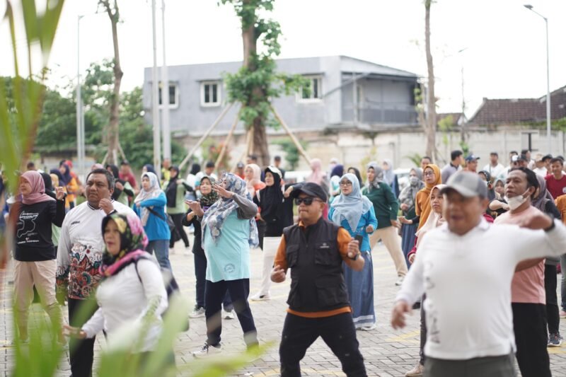 Foto : guru dari tingkat SD, SMP, dan ASN Dinas Pendidikan, senam bersama Pj. Wali Kota Batu, Aries Agung Paewai